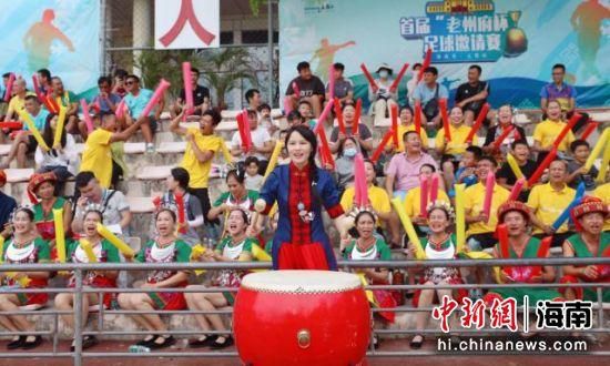 　　　　《在异国》情节上的一些构想也很值得细品，像是救生员与安娜看似三次分歧的无果终局，还算动听贴切的歌曲，读不懂的诗句，最后似有若无的谜底，还有第三段安娜和年夜师间的答非所问所迸发出来的笑果，这类洪式诙谐和设法的融进为影片增色很多。